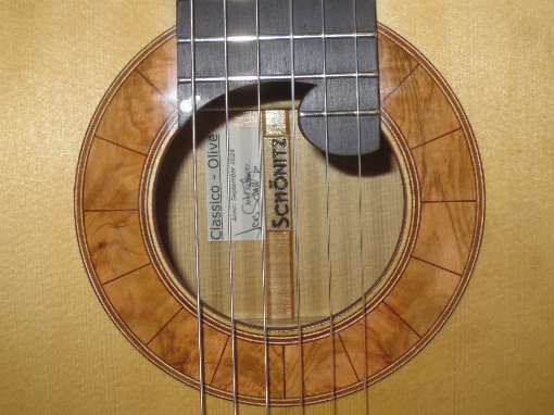 Bild 2: Rosette als Mosaik aus Olive, eingerahmt mit Zierspnen aus Furnier. Foto: SCHNITZ Gitarren